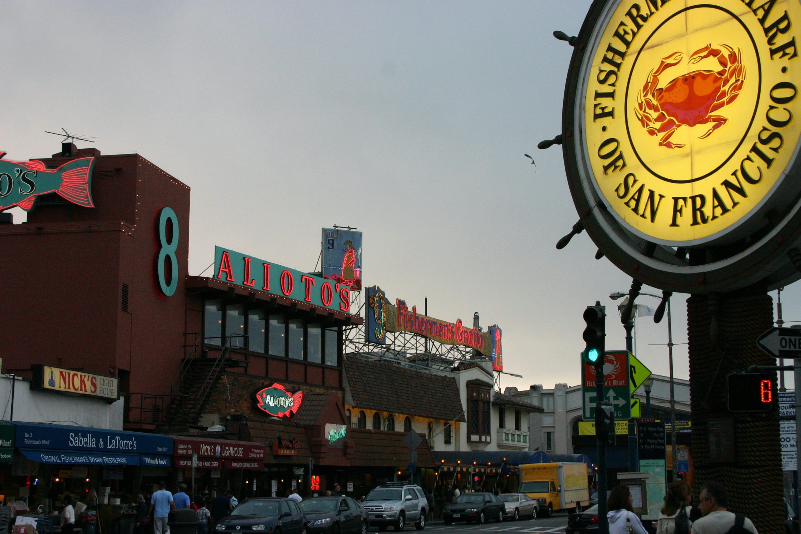 San Francisco Fisherman's wharf sign and seafood restaurants