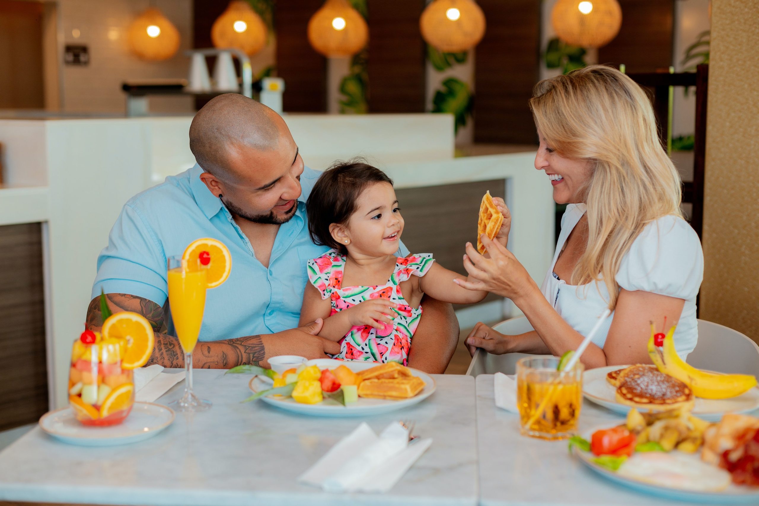 Family eating brunch at a restuarant